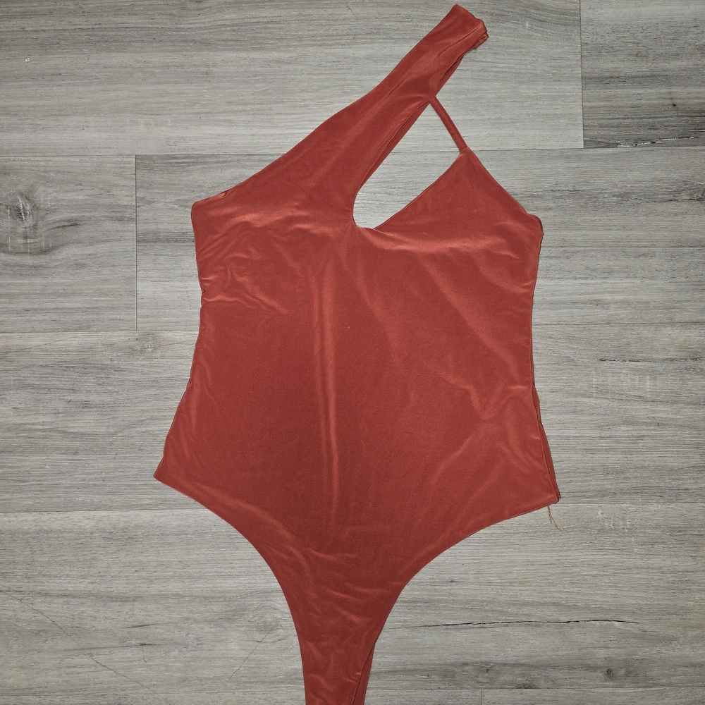 Sz 10 PrettyLittleThing One-Shoulder Rust Orange Bodysuit